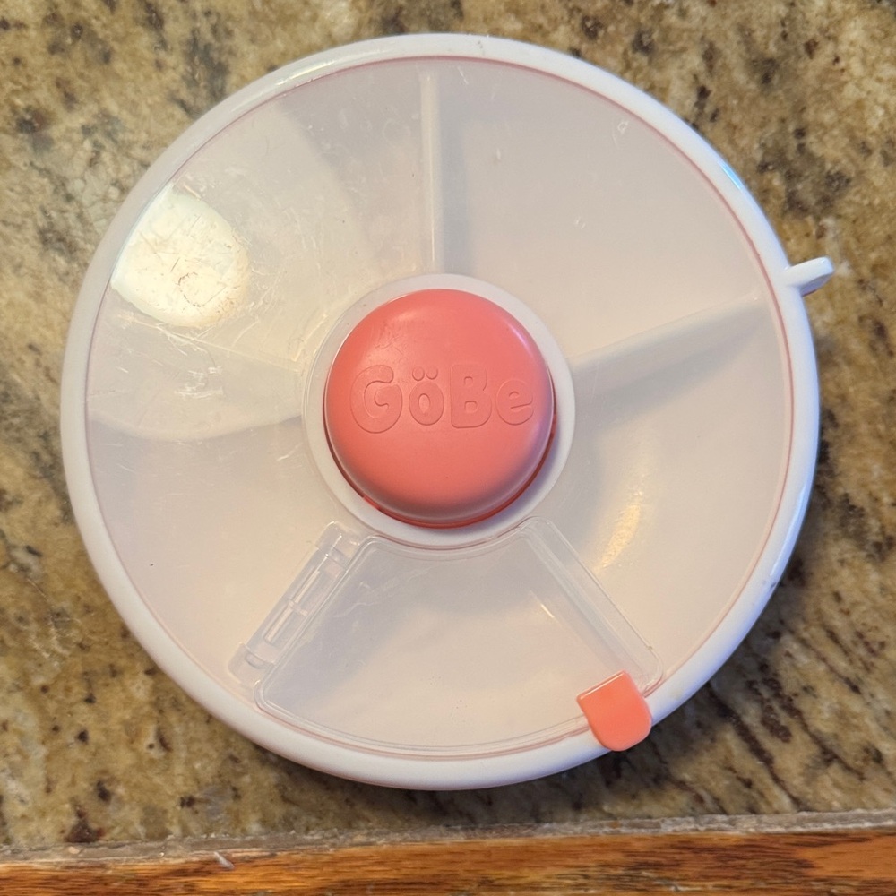 GöBe Pink and White Snack Container
